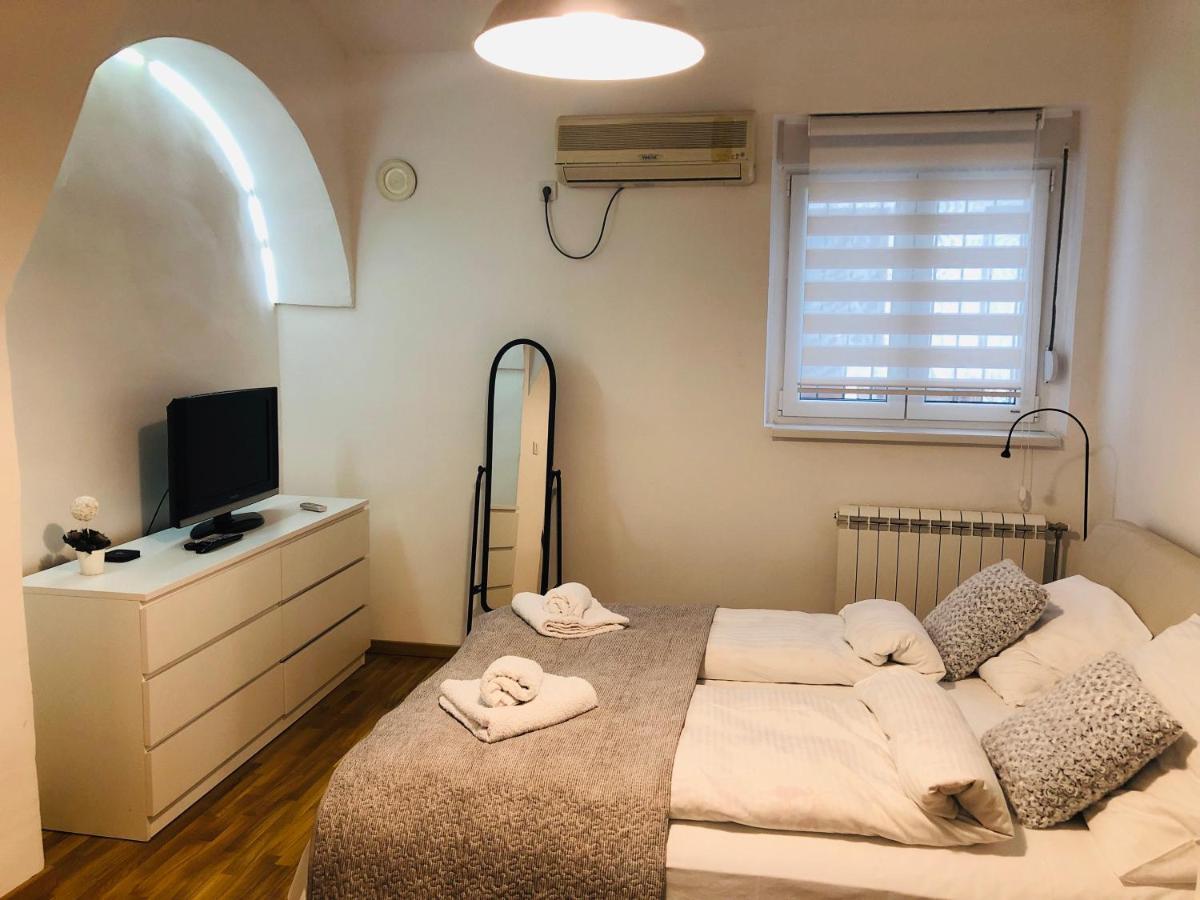 Apartman Tina Novi Sad Buitenkant foto